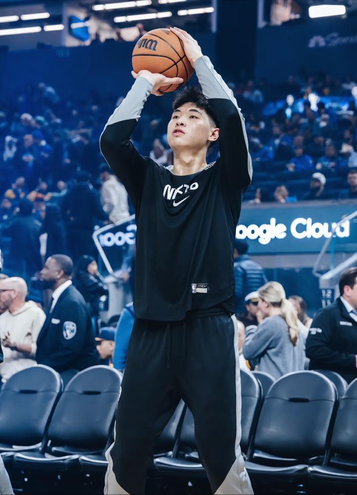 开云体育-比赛局势复杂引爆全场！，TheShy意外战胜篮网赛场气氛高涨-开云体育